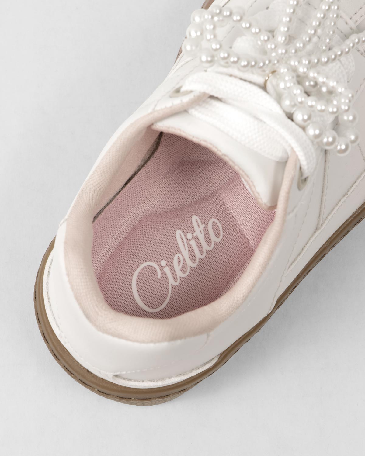 Tenis blancos con moño decorativo para niña
