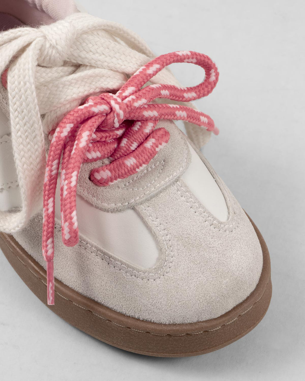 Tenis blancos con cordones crema y rosa para niña