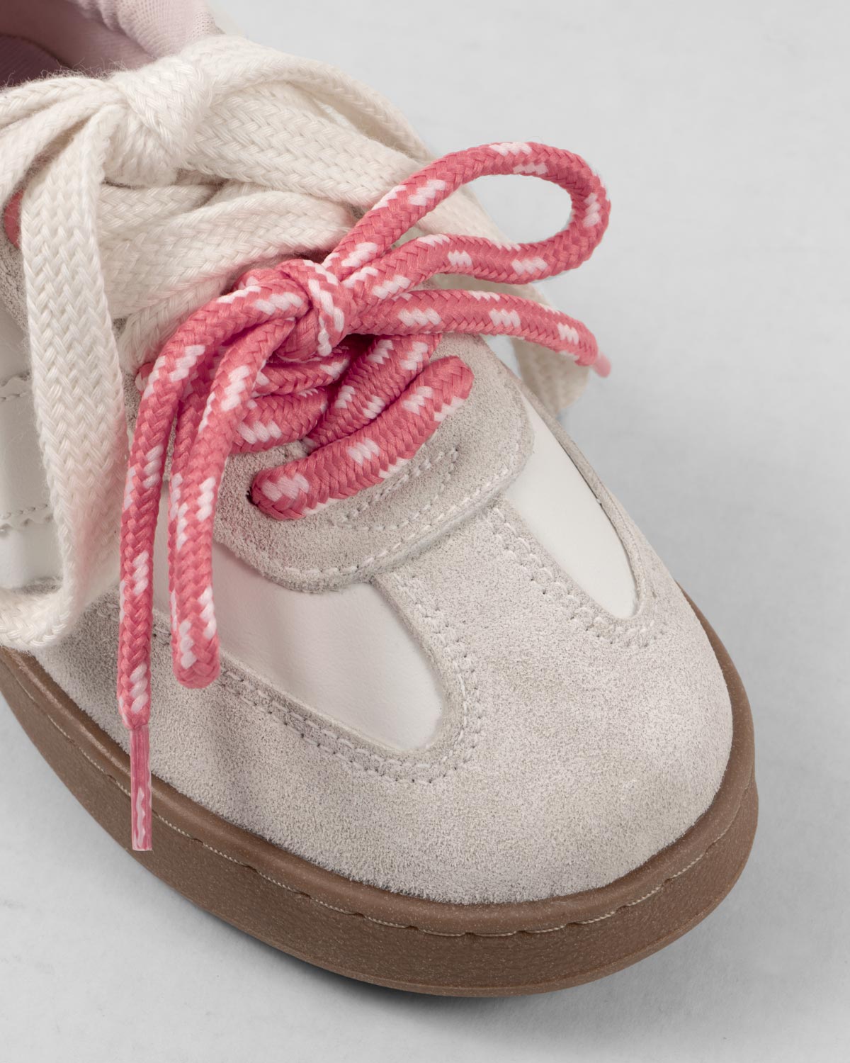Tenis blancos con cordones crema y rosa para niña