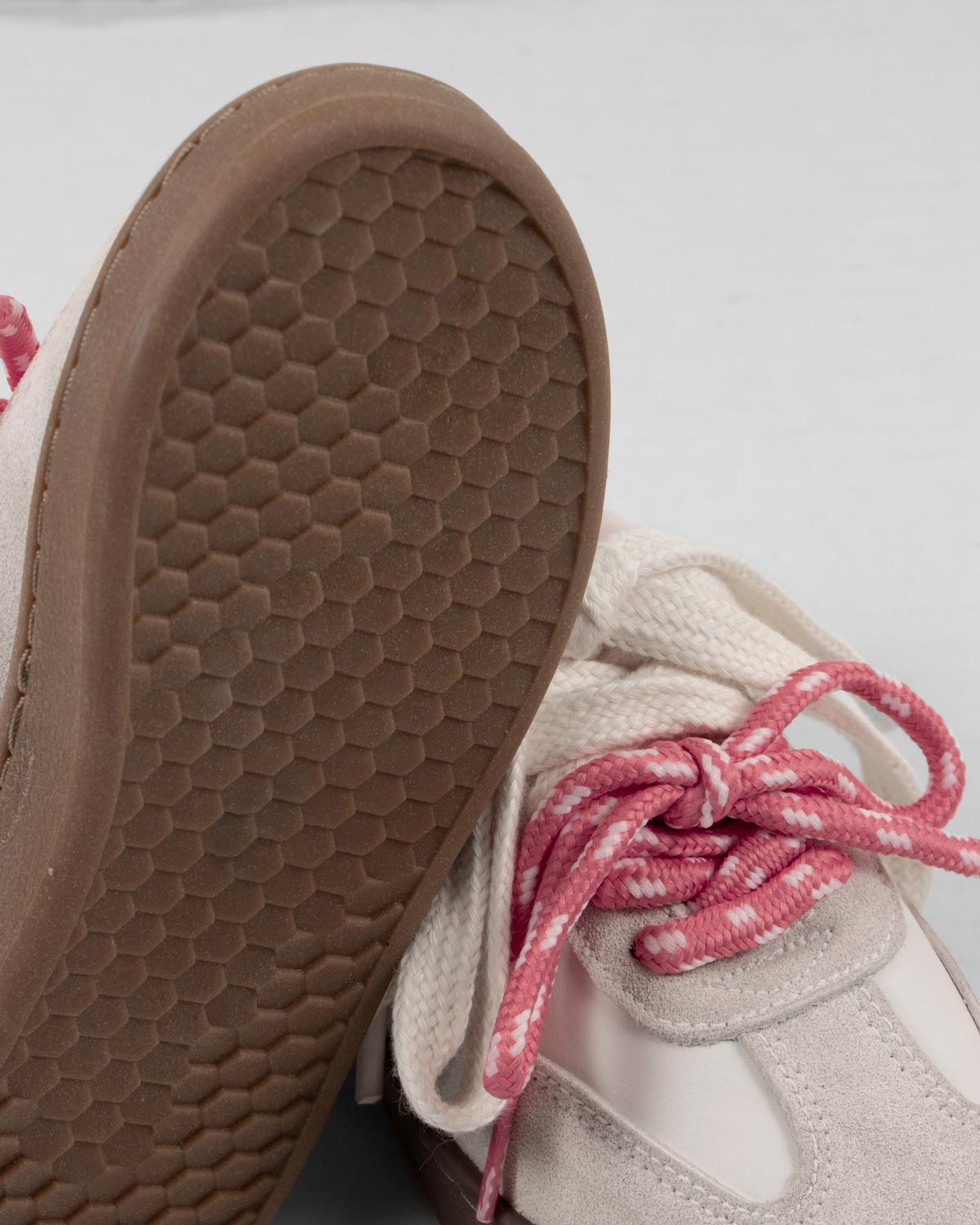 Tenis blancos con cordones crema y rosa para niña