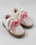 Tenis blancos con cordones crema y rosa para niña