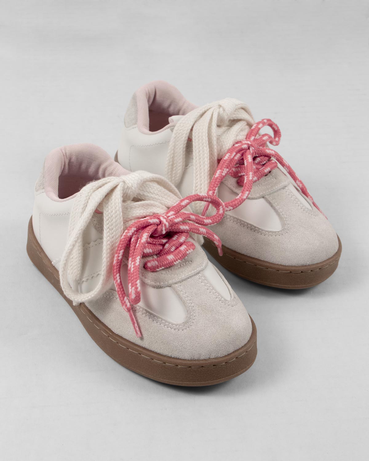 Tenis blancos con cordones crema y rosa para niña