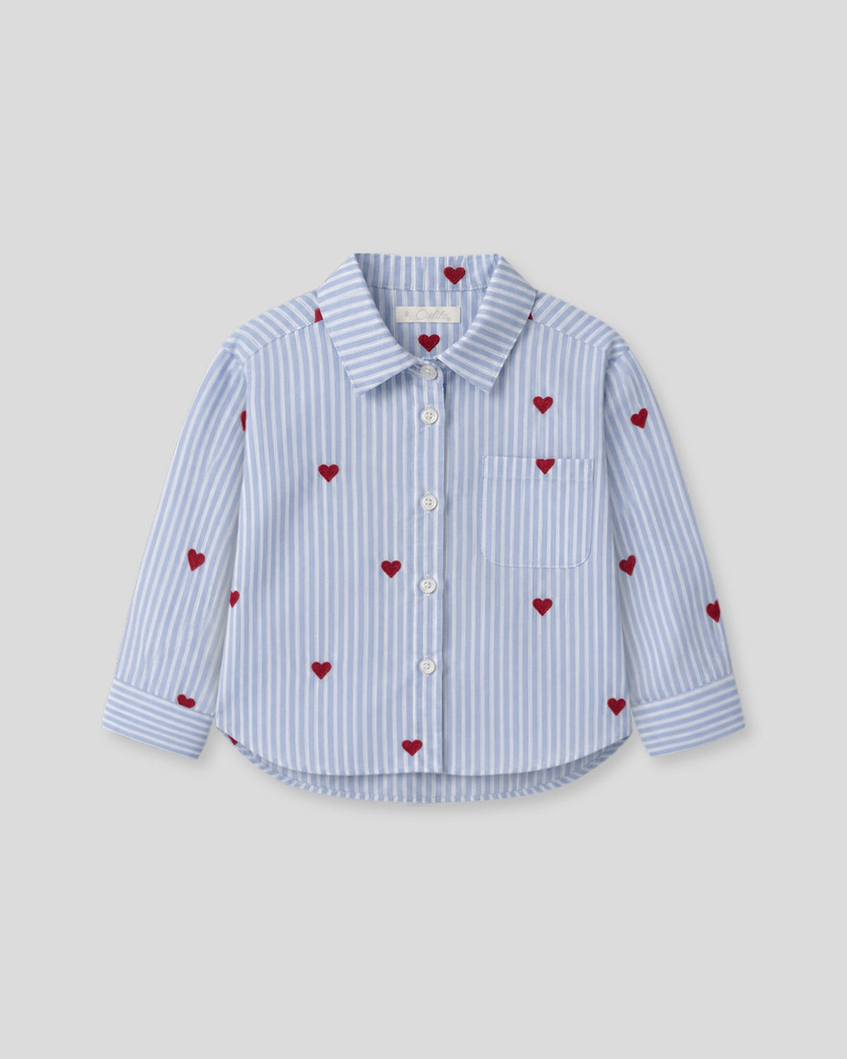 Camisa de rayas azul con corazones rojos bordados para niña