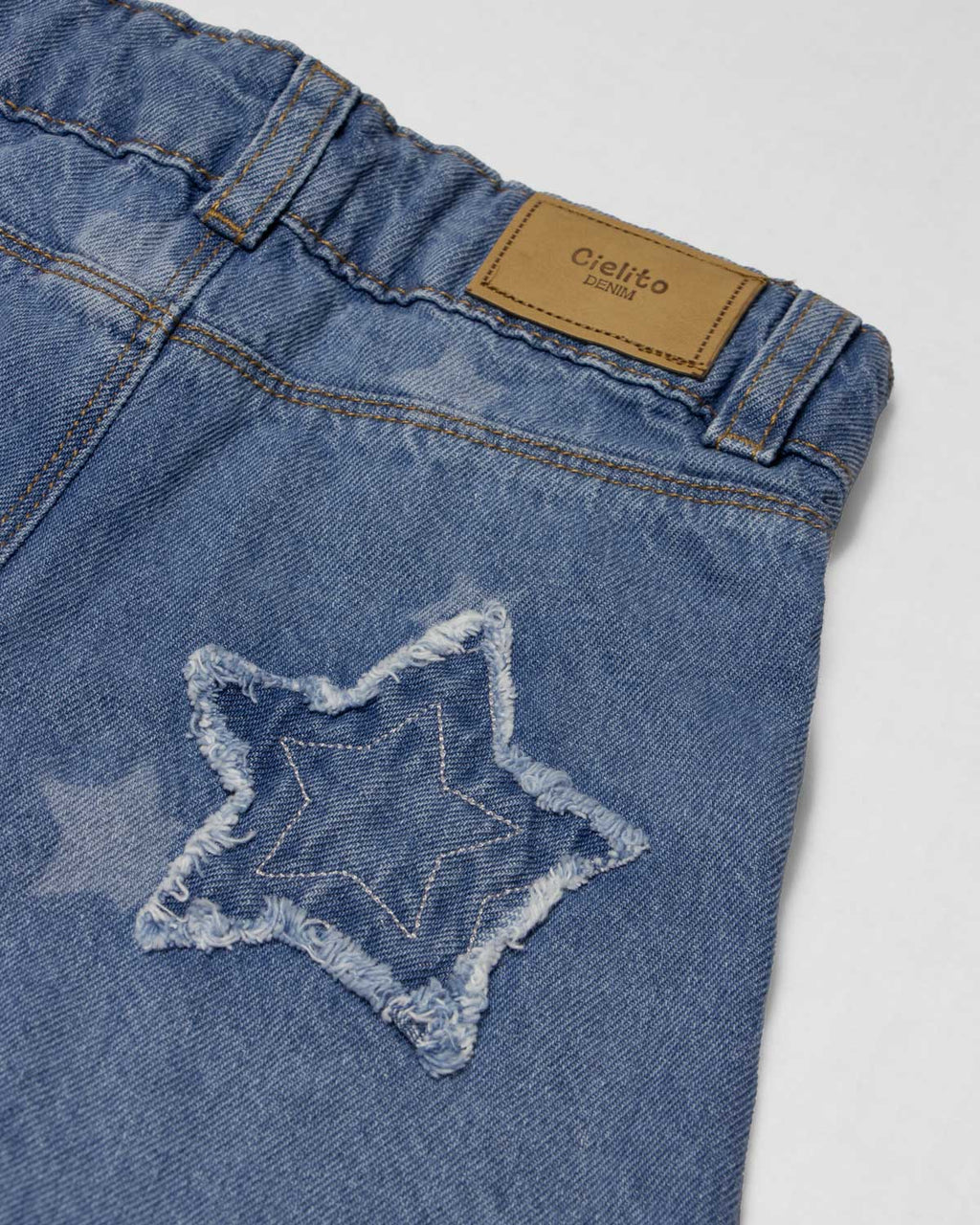 Jean denim marine fit con estrellas para niña