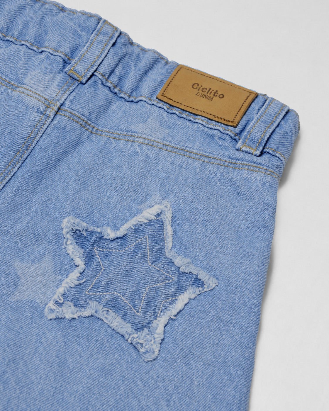 Jean denim marine fit con estrellas para niña
